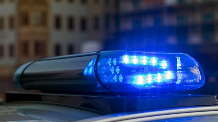 Notfälle - Oranienburg: Das Blaulicht auf einem Fahrzeug der Polizei leuchtet in der Dunkelheit. Foto: Monika Skolimowska/dpa-Zentralbild/dpa/Symbolbild