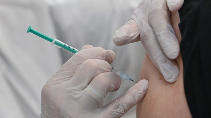 Gesundheit - Potsdam: Ein Mitarbeiter eines Impfzentrums impft einen Mann gegen Corona. Foto: Patrick Pleul/dpa-Zentralbild/dpa/Symbolbild