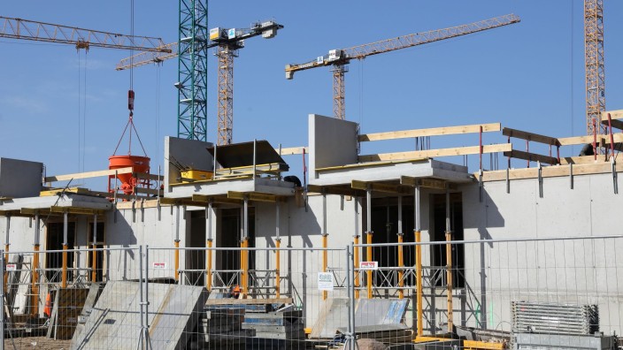 Bau - Fürth: Kräne und Gerüste stehen auf der Baustelle  eines Mehrfamilienhauses. Foto: Bernd Wüstneck/dpa-Zentralbild/dpa/Symbolbild