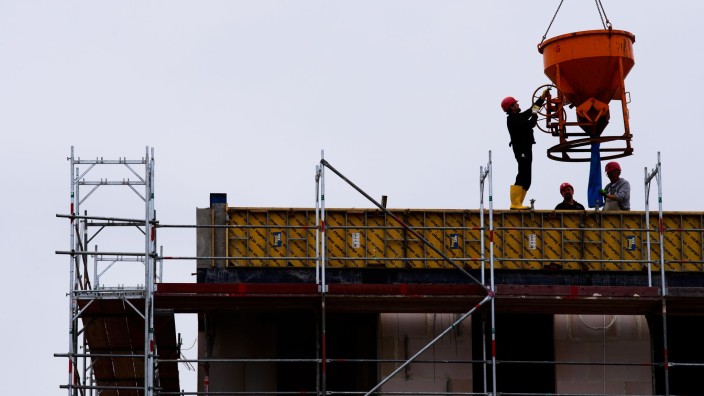 Bau - Erfurt: Arbeiter stehen auf einer Baustelle eines Wohngebäudes. Foto: Soeren Stache/dpa-zentralbild/dpa/Symbolbild