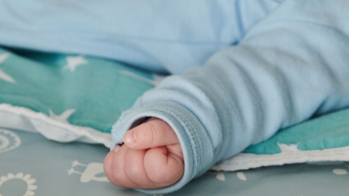 Gesundheit - Parchim: Ein wenige Wochen altes Baby ballt seine Hand zu einer kleinen Faust. Foto: Annette Riedl/dpa/Symbolbild