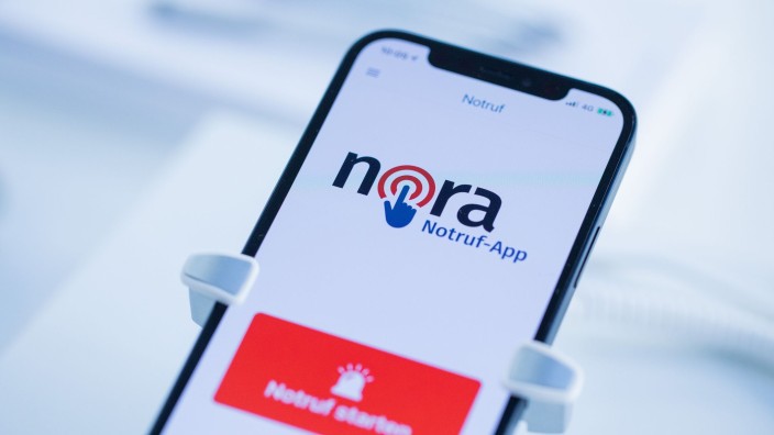 Notfälle - Düsseldorf: Die neue Notruf-App "Nora" ist auf dem Display eines Mobiltelefones zu sehen. Foto: Rolf Vennenbernd/dpa/Symbolbild