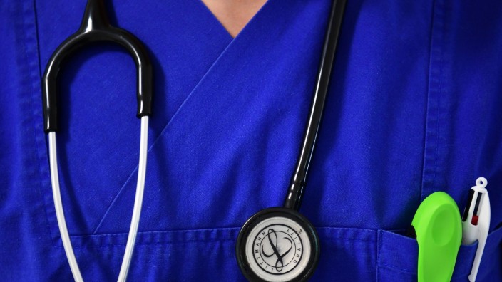 Gesundheit - Schwerin: Ein Stethoskop hängt um den Hals eines Arztes. Foto: Soeren Stache/dpa-Zentralbild/ZB/Symbolbild