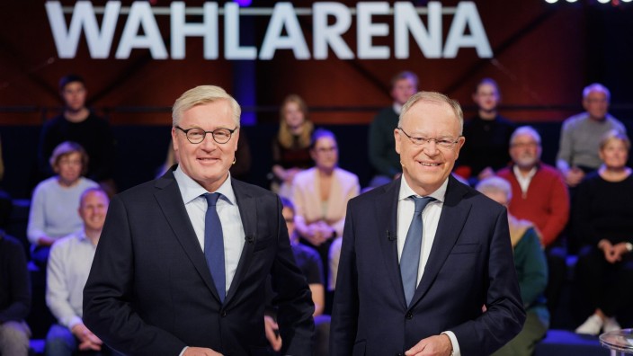 Landtag - Hildesheim: Niedersachsens Wirtschaftsminister Bernd Althusmann (CDU, l) und Ministerpräsident Stephan Weil (SPD). Foto: Ole Spata/dpa