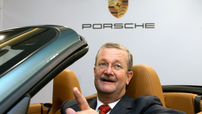 Prozesse - Stuttgart: Wendelin Wiedeking, damaliger Vorstandsvorsitzender von Porsche, sitzt in einem Porsche 911. Foto: Bernd Weißbrod/dpa/Archivbild