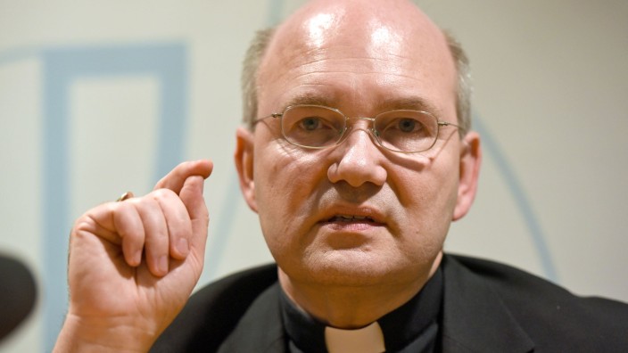 Kirche - Fulda: Bischof Helmut Dieser, neuer Missbrauchsbeauftragter, spricht bei einem Pressegespräch. Foto: picture alliance/dpa/Archivbild