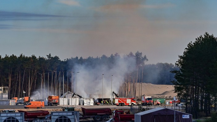Brände - Grünheide (Mark): Rauchwolken steigen bei einem Brand auf dem Gelände der Gigafactory von Tesla in den Himmel. Foto: Patrick Pleul/dpa