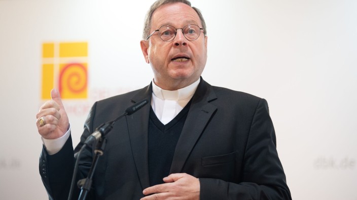 Kirche - Fulda: Georg Bätzing, Vorsitzender der Deutschen Bischofskonferenz, spricht während einer Pressekonferenz. Foto: Sebastian Gollnow/dpa/Archivbild