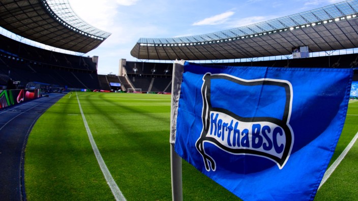 Fußball - Berlin: Die Eckfahne mit dem Hertha-Logo. Foto: Soeren Stache/dpa-Zentralbild/dpa/Archivbild