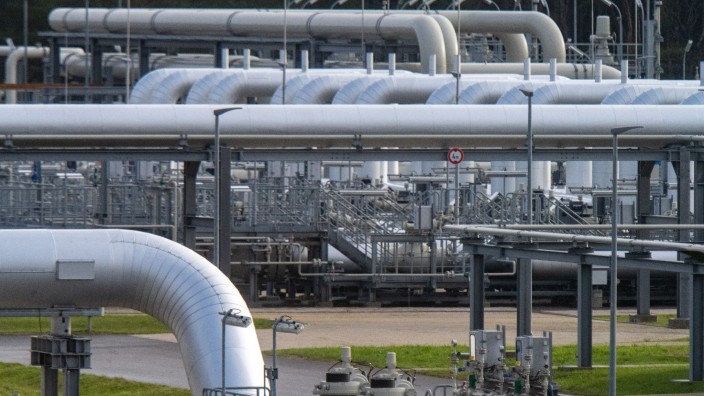 Energie - : Rohrsysteme und Absperrvorrichtungen in der Gasempfangsstation der Ostseepipeline Nord Stream 2. Foto: Stefan Sauer/dpa/Archivbild