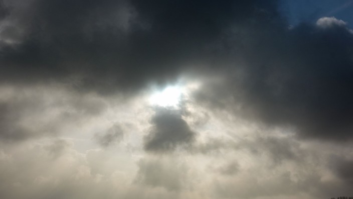 Wetter - : Die Sonne kommt nur kurzzeitig hinter einer dunklen Wolkendecke hervor. Foto: Jens Kalaene/dpa-Zentralbild/ZB/Symbolbild