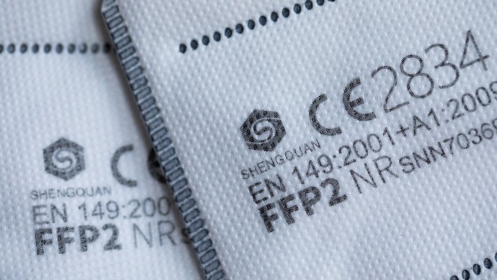 Gesundheit - Düsseldorf: FFP2-Masken mit CE-Zertifizierung liegen auf einem Tisch. Foto: Rolf Vennenbernd/dpa/Illustration