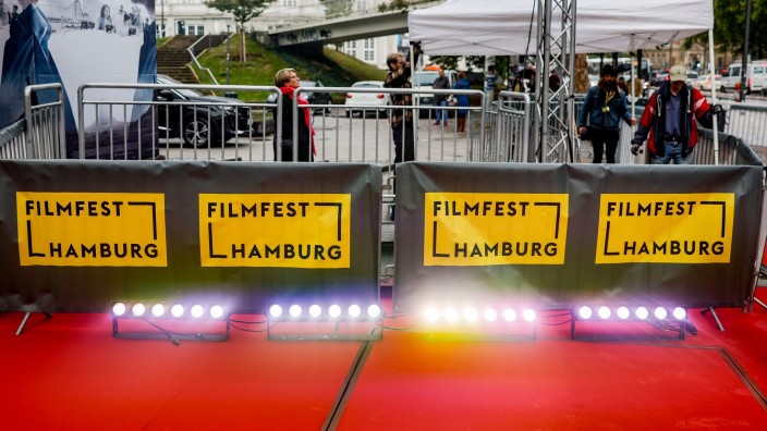 Film - Hamburg: Plakate mit der Aufschrift „Filmfest Hamburg“ sind vor dem Roten Teppich am Cinemaxx Kino angebracht. Foto: Axel Heimken/dpa