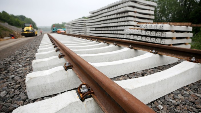 Bahn - Hannover: Neue Schienen werden auf einer alten Bahntrasse verlegt. Foto: Roland Weihrauch/dpa/Symbolbild