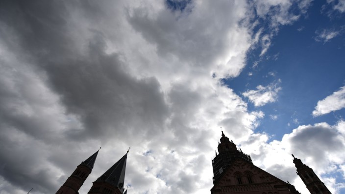 Kirche - Mainz: Wolken ziehen über dem Mainzer Dom hinweg. Foto: Arne Dedert/dpa/Archivbild