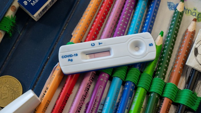 Schulen - Hannover: Eine Testkassette für die Durchführung eines Corona-Schnelltests liegt auf einem Federmäppchen. Foto: Peter Kneffel/dpa/Symbolbild
