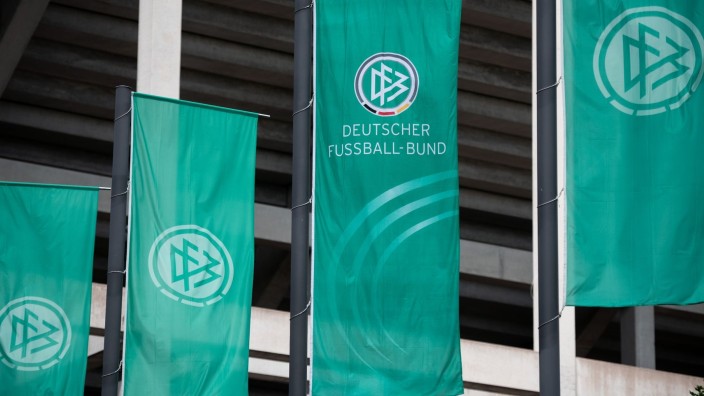 Fußball - Grana: Fahnen mit dem Logo des Deutschen Fussball-Bund (DFB) wehen vor dem Stadion. Foto: Fabian Strauch/dpa/Symbolbild