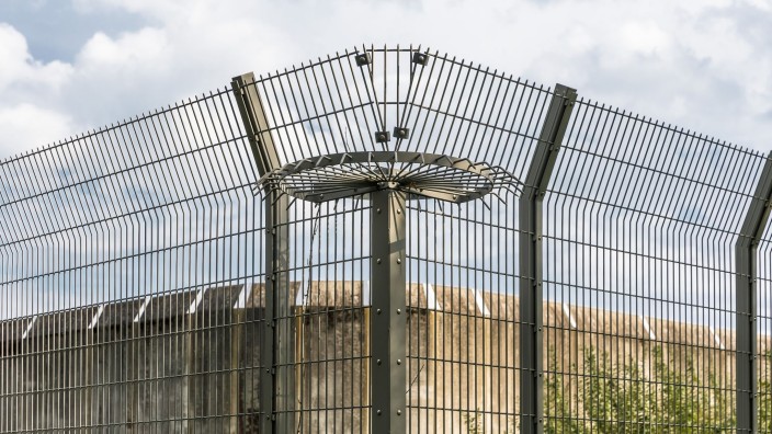 Kriminalität - Kiefersfelden: Eine Mauer und ein Drahtzaun eines Gefängnisses. Foto: Markus Scholz/dpa/Symbolbild
