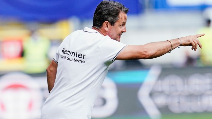 Fußball - Kaiserslautern: Kaiserslauterns Trainer Dirk Schuster gestikuliert. Foto: Uwe Anspach/dpa