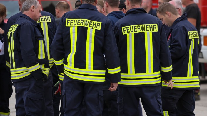 Auszeichnungen - Beelitz: Feuerwehrleute nehmen an einer Einsatzbesprechung teil. Foto: Jan Woitas/dpa/Symbolbild