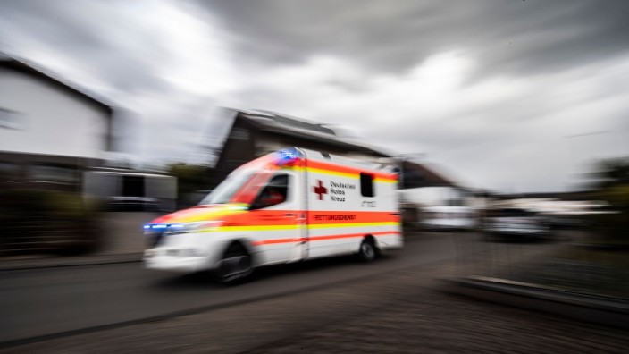 Unfälle - Hamburg: Ein Rettungswagen fährt über die Straße. Foto: Boris Roessler/dpa/Symbolbild