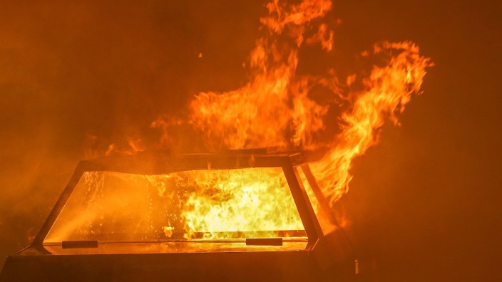 Brände - Berlin: Ein brennendes Auto. Foto: David Young/dpa/dpa-tmn/Symbolbild