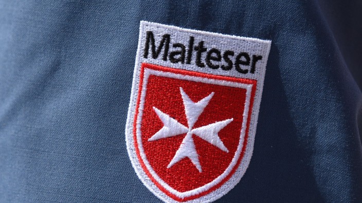 Hilfsorganisationen - Köln: Das Logo der Malteser ist an der Jacke eines Helfers zu sehen. Foto: Robert Michael/dpa-Zentralbild/dpa/Symbolbild