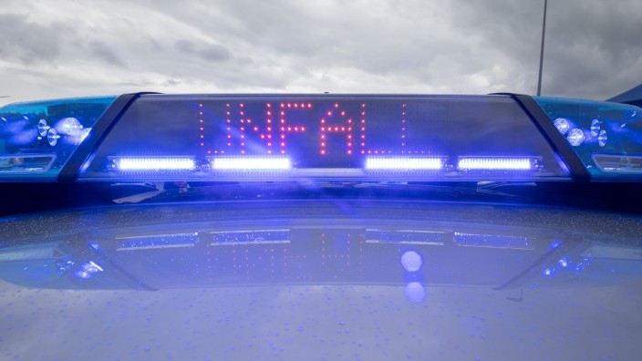 Unfälle - : Ein Blaulicht und eine LED-Anzeige leuchten auf dem Dach eines Polizeifahrzeugs. Foto: Daniel Karmann/dpa/Symbolbild