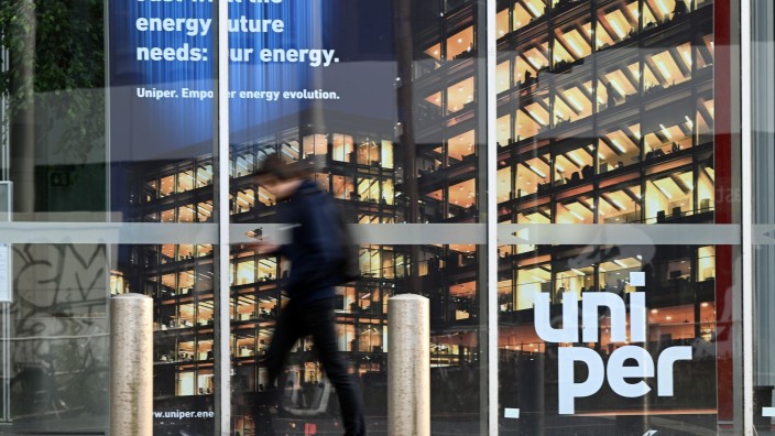 Energie - : Ein Passant geht an der Zentrale von Uniper vorbei. Foto: Federico Gambarini/dpa/Archivbild