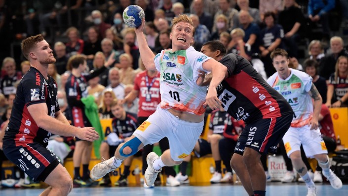 Handball - Flensburg: Flensburgs Johannes Golla (l) und Mads Mensah Larsen (r) versuchen Magdeburgs Gigli Kristjansson am Wurf zu hindern. Foto: Gregor Fischer/dpa