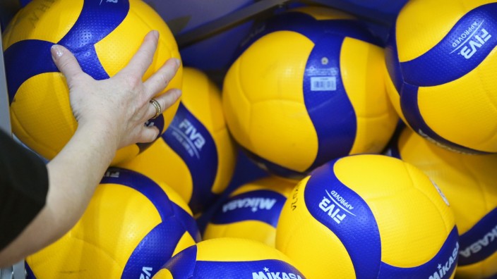 Volleyball - Hildesheim: Volleyball-Spielbälle liegen auf einem Haufen. Foto: Soeren Stache/dpa-Zentralbild/dpa/Symbolbild