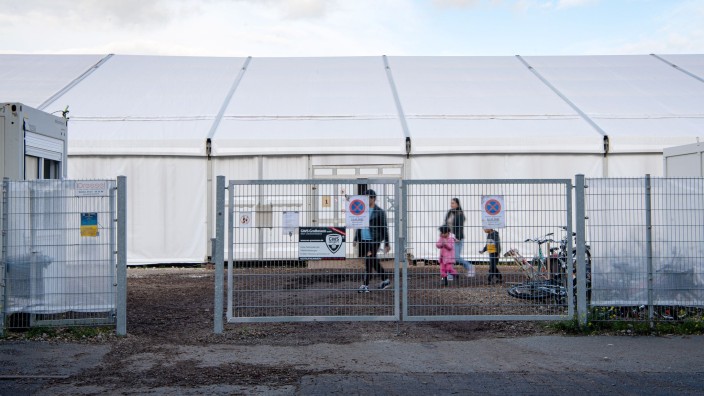 Flüchtlinge - Hannover: Zelte zur Unterbringung von Geflüchteten stehen in der Überseestadt, angrenzend sollen zukünftig winterfeste Leichtbauhallen aufgebaut werden. Foto: Sina Schuldt/dpa