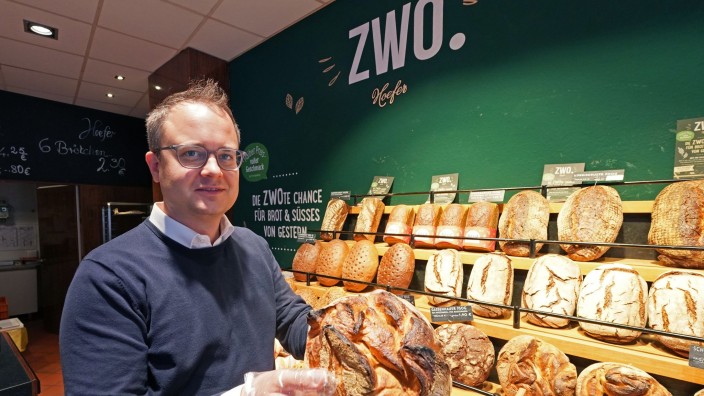 Ernährung - Koblenz: Tobias Kröber, Geschäftsführer der Bäckereikette Hoefer, zeigt in der Filiale mit dem Namen "Zwo" ein Brot vom Vortag. Foto: Thomas Frey/dpa