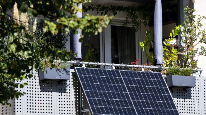 Energie - Berlin: Eine kleine Solaranlage ist an einem Balkon eines Mehrparteienhauses angebracht. Foto: Sven Hoppe/dpa