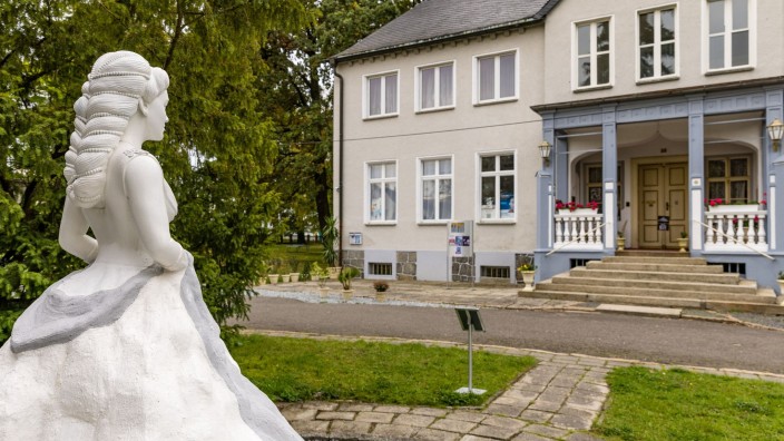 Feiertage - Potsdam: Vor dem Klein-Loitzer Schloss im Spree-Neiße-Kreis steht eine Romy-Schneider-Statue. Foto: Frank Hammerschmidt/dpa/ZB/Archivbild