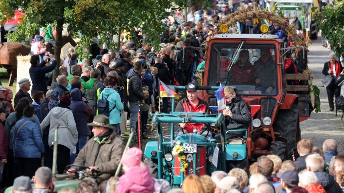Agrar - Ferdinandshof: Beim großen Festumzug des Landeserntedankfestes ziehen die Teilnehmer durch die Straßen. Foto: Bernd Wüstneck/dpa