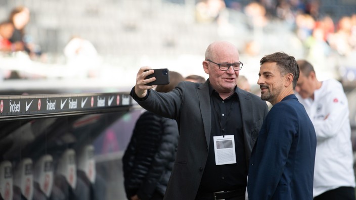 Fußball - Frankfurt am Main: Eintracht Frankfurts Trainer Niko Arnautis (r) schaut in die Handykamera. Foto: Sebastian Gollnow/dpa/Archiv