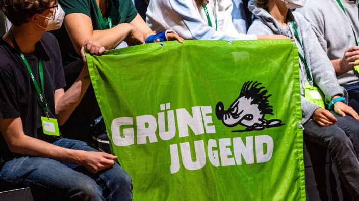 Parteien - Pforzheim: Ein Banner der Grünen Jugend wird von Teilnehmern vom Bundeskongress der Grünen Jugend gehalten. Foto: Lino Mirgeler/dpa