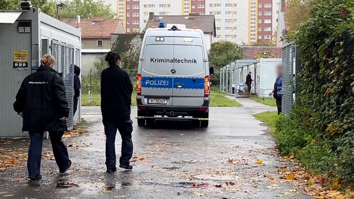 Kriminalität - Berlin: Zwei Mitarbeiter der Mordkomission laufen auf einen Dienstwagen zu. Foto: Dominik Totaro/TNN/dpa