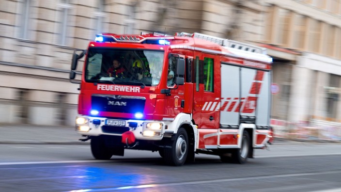Brände - Hamburg: Ein Feuerwehrfahrzeug ist mit Blaulicht auf Einsatzfahrt. Foto: Monika Skolimowska/dpa-Zentralbild/ZB/Symbolbild