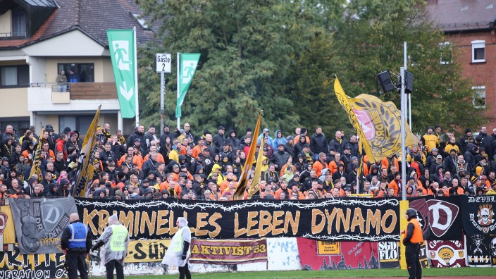 Fußball - Dresden: Friedliche Dynamo-Fans in der Fankurve. Foto: Marcus Foerster/Eibner-Pressefoto /dpa