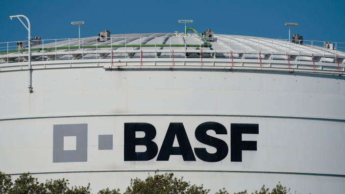 Chemie - Bruxelles: Ein Logo des Chemiekonzerns BASF auf einem großen Lagerbehälter im Stammwerk. Foto: Uwe Anspach/dpa/Archivbild