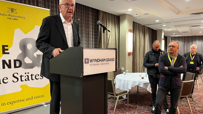 Regierung - Stuttgart: Winfried Kretschmann (l, Bündnis 90/Die Grünen), Ministerpräsidnet von Baden-Württemberg, spricht in Pittsburgh. Foto: Nico Pointner/dpa