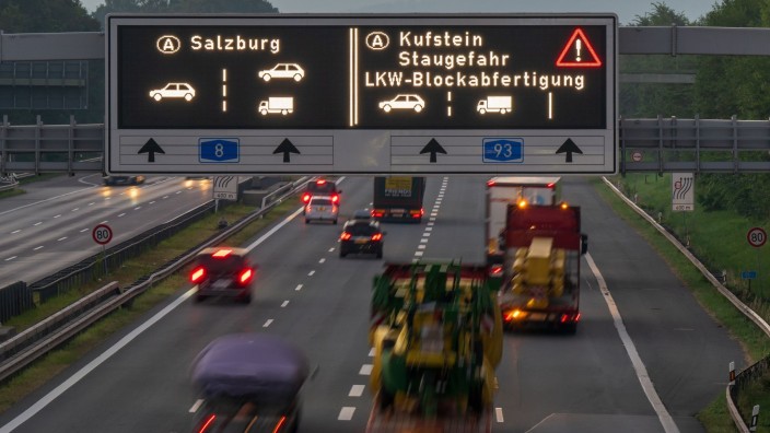 Verkehr - : Ein Verkehrsschild mit der Aufschrift "Kufstein Staugefahr LKW-Blockabfertigung" steht auf der A8. Foto: Peter Kneffel/dpa/Archivbild