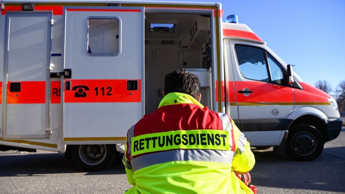 Verkehr - Schemmerhofen: "Rettungsdienst" steht auf der Jacke eines Mannes vor einem Rettungswagen der Feuerwehr. Foto: Jens Kalaene/dpa/Symbolbild