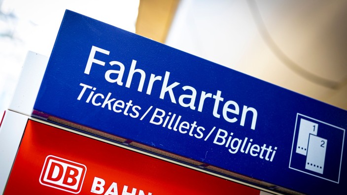 Bundesregierung - Berlin: Ein Fahrkartenautomat der Deutschen Bahn steht an einem Bahnhof. Foto: Moritz Frankenberg/dpa/Symbolbild