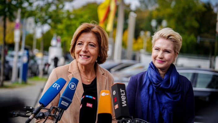 Bundesländer - Berlin: Malu Dreyer (l, SPD), Ministerpräsidentin von Rheinland-Pfalz, und Manuela Schwesig (SPD), Ministerpräsidentin von Mecklenburg-Vorpommern. Foto: Kay Nietfeld/dpa
