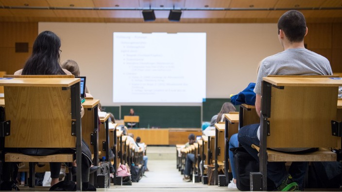 Hochschulen - Mannheim: Studentinnen und Studenten sitzen während einer Vorlesung in einem Hörsaal in Tübingen. Foto: Sebastian Gollnow/dpa/Archivbild