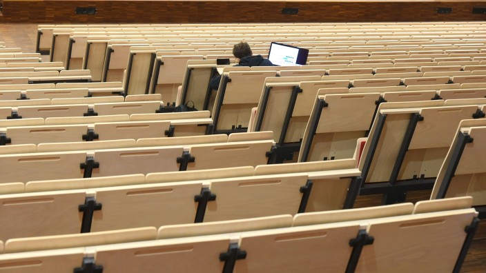 Hochschulen - Dresden: Ein Informatikstudent sitzt bei einer digitalen Vorlesung allein im Auditorium maximum. Foto: Waltraud Grubitzsch/dpa-Zentralbild/dpa/Symbolbild