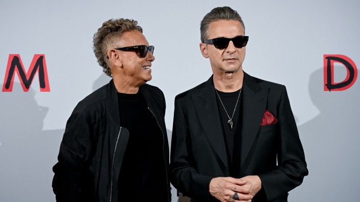 Leute - Berlin: Die Musiker Martin Gore (l) und Dave Gahan von Depeche Mode bei einem Fototermin. Foto: Britta Pedersen/dpa